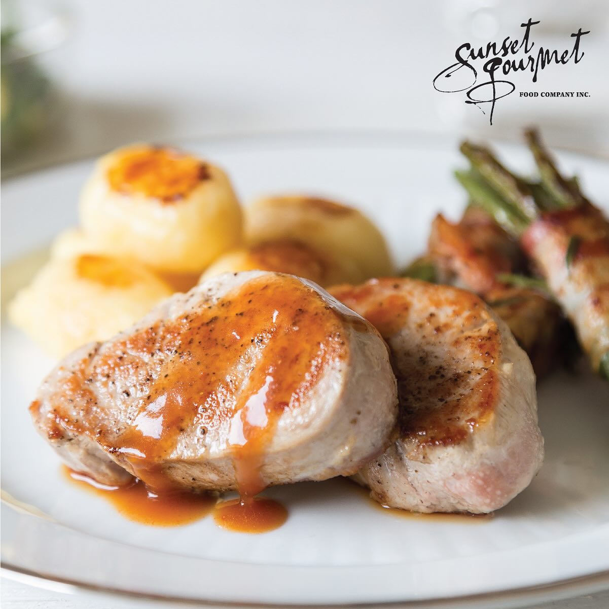 🔥 Pork tenderloin = BBQ win!
Rubbed with Brown Sugar Chili + Seasoned Salt from @sunsetgourmet, then grilled juicy + delicious.

👩‍🍳 Add a drizzle of Awesome Everything Sauce and… chef’s kiss 💋

Need these spices in your life? You know who to message 😘

#GrillLife #SunsetSeasonings #SimplyShayEats #DinnerInspo #BBQReady
